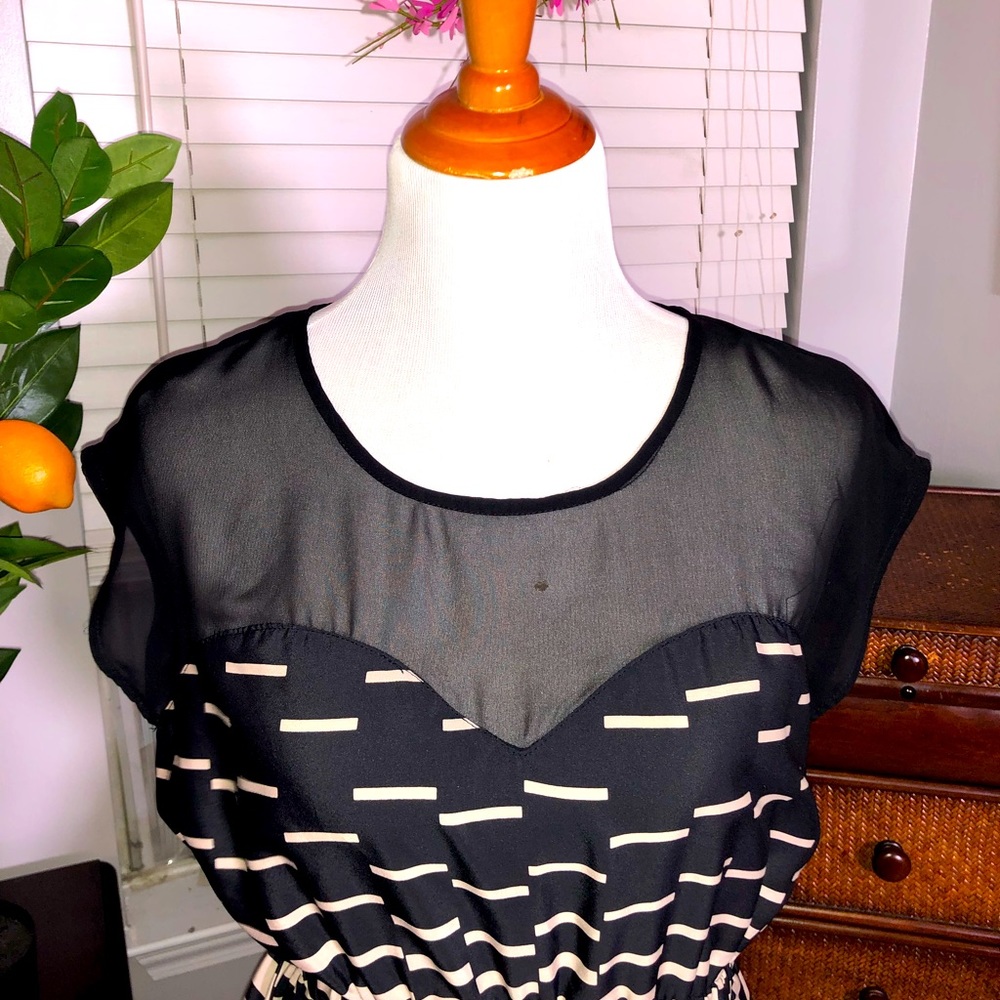 Forever 21 black & cream elastic waist dress. L - Picture 3 of 6